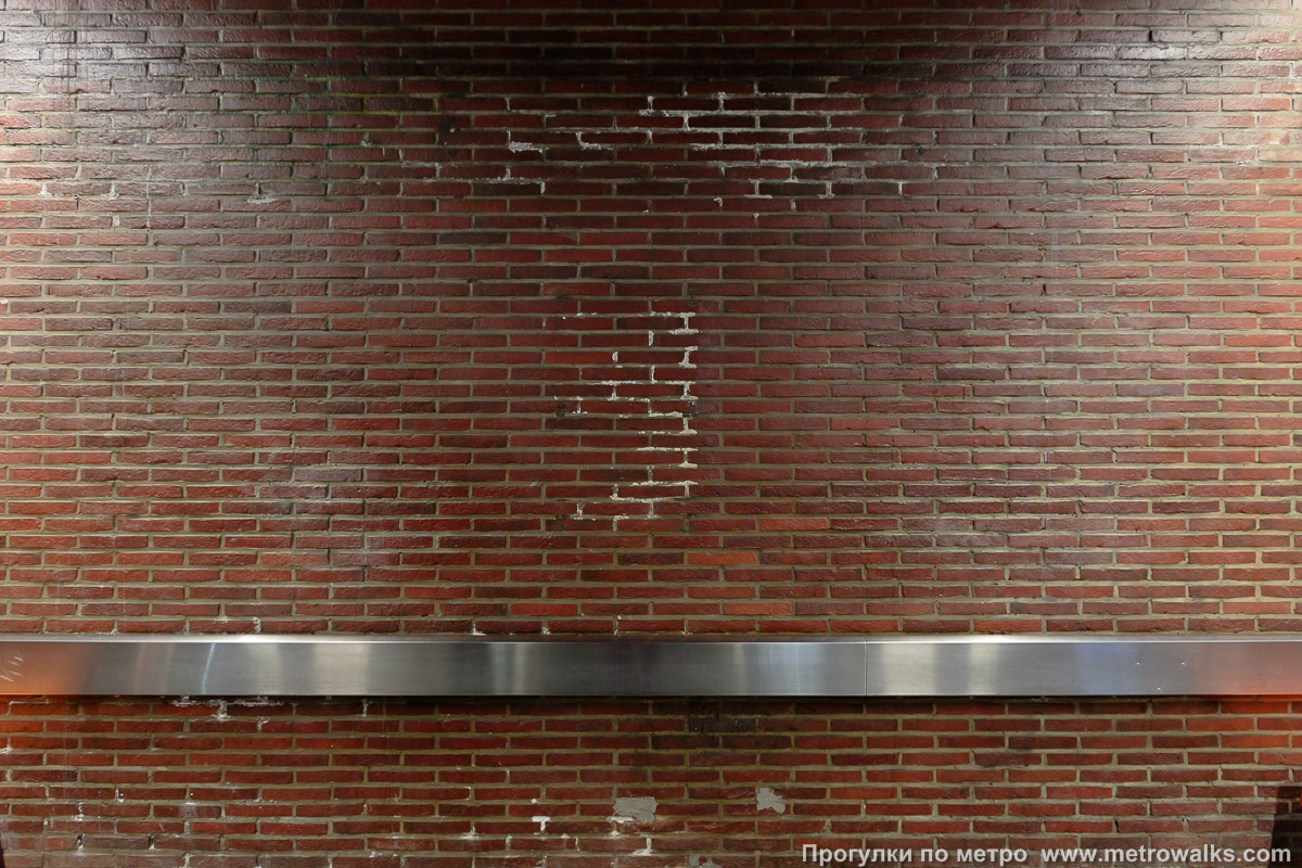 Фотография станции Pétillon [Петийо́н] (линия 5, Брюссель). Станционная стена. Натуральный лицевой кирпич долговечен и спустя много лет выглядит прилично по сравнению со некоторыми другими облицовочными материалами.