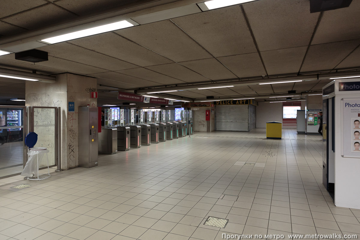 Фотография станции Porte de Hal / Hallepoort [Порт де Аль / Халлепо́рт] (линия 2 / 6, Брюссель). Внутри вестибюля станции, общий вид.