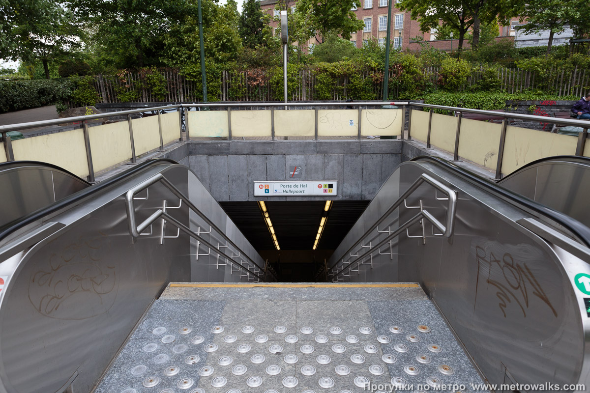 Фотография станции Porte de Hal / Hallepoort [Порт де Аль / Халлепо́рт] (линия 2 / 6, Брюссель). Эскалаторы на спуске в подземный переход.