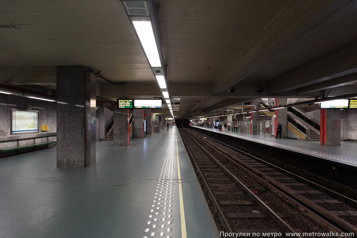 Фотография станции Porte de Namur / Naamsepoort [По́рте дё Намю́р / На́мспорт] (линия 2 / 6, Брюссель). Продольный вид вдоль края платформы.