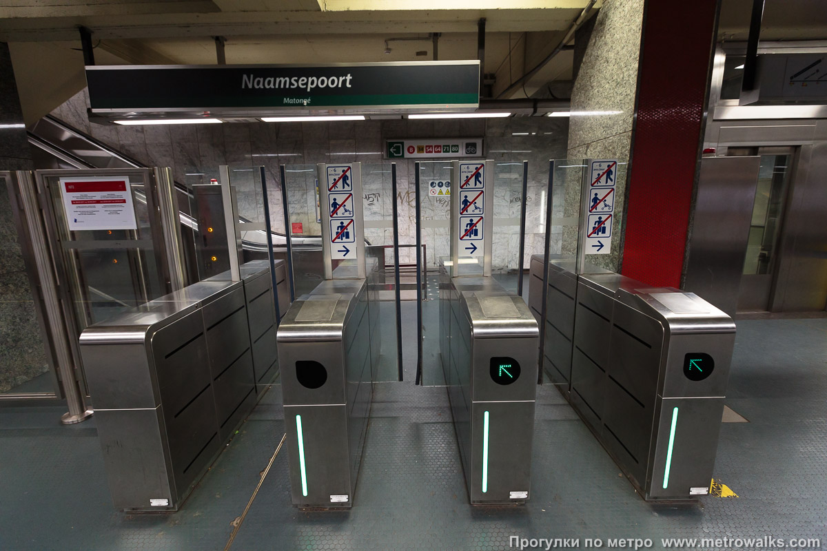 Фотография станции Porte de Namur / Naamsepoort [По́рте дё Намю́р / На́мспорт] (линия 2 / 6, Брюссель). Выход в город, эскалаторы начинаются прямо с уровня платформы. Этот выход не имеет отдельного вестибюля, поэтому турникеты стоят прямо на платформе.