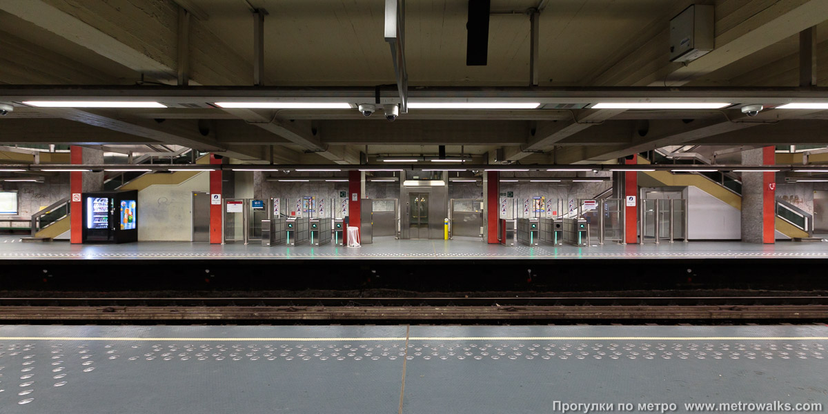 Фотография станции Porte de Namur / Naamsepoort [По́рте дё Намю́р / На́мспорт] (линия 2 / 6, Брюссель). Поперечный вид.
