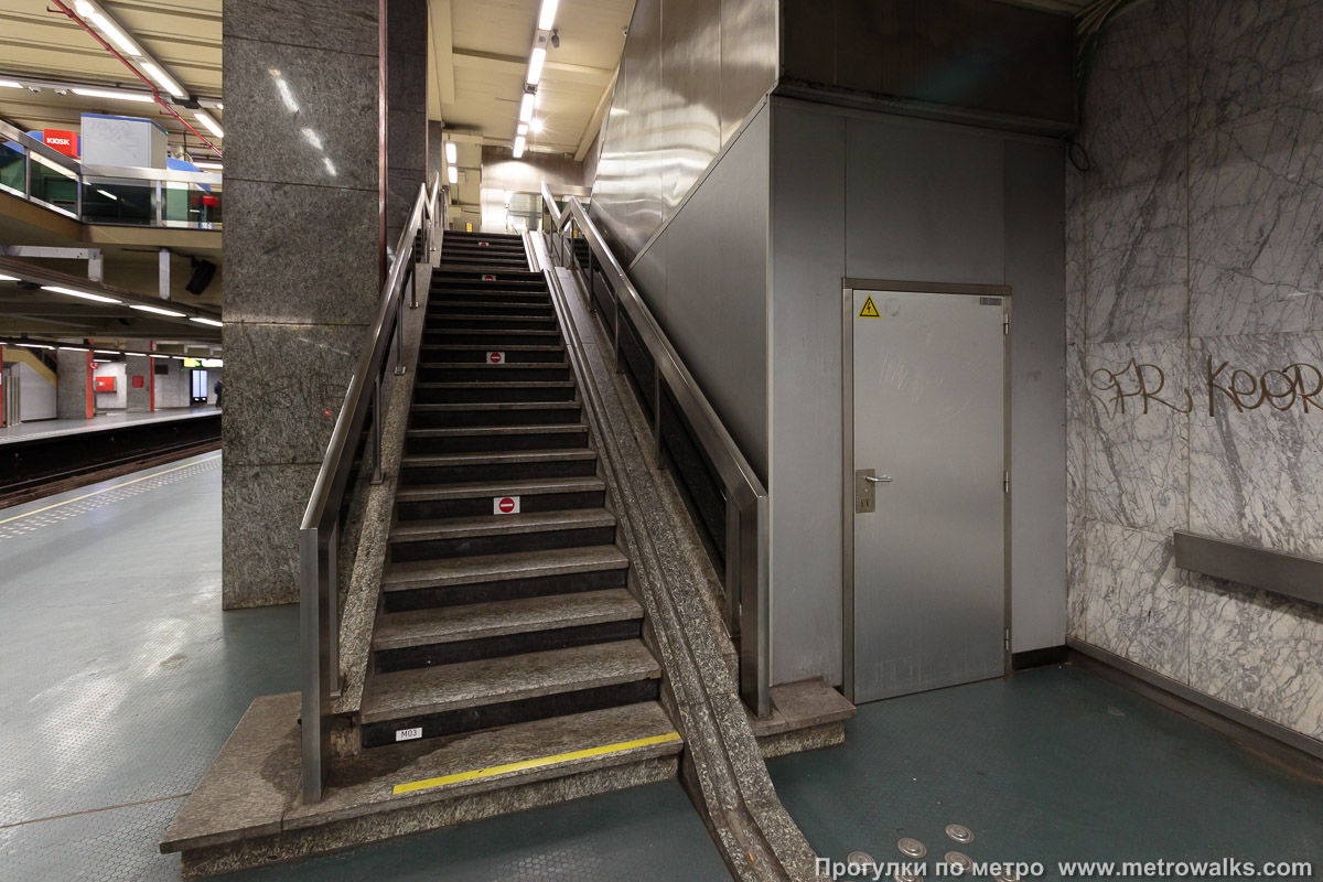 Фотография станции Porte de Namur / Naamsepoort [По́рте дё Намю́р / На́мспорт] (линия 2 / 6, Брюссель). Выход в город осуществляется по лестнице. Дополнительные входы-выходы по лестнице.