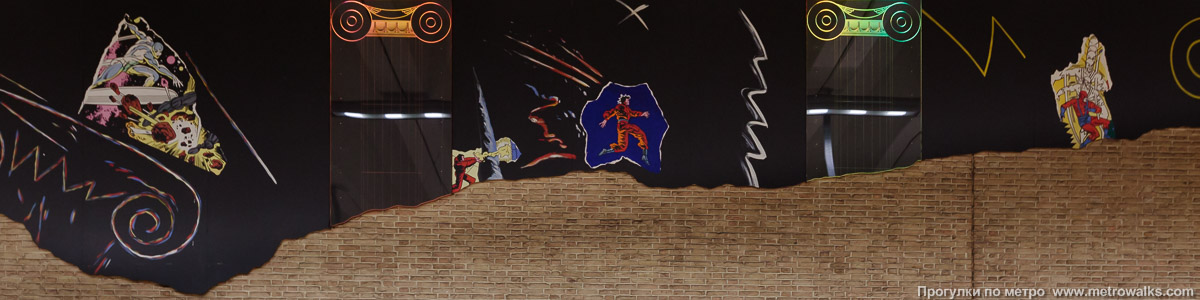 Фотография станции Ribaucourt [Рибоку́р] (линия 2 / 6, Брюссель). Декоративное оформление станционной стены крупным планом. Путевые стены украшены иллюстрациями из комиксов.