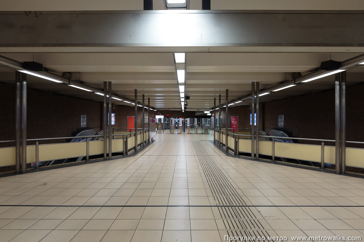 Фотография станции Ribaucourt [Рибоку́р] (линия 2 / 6, Брюссель). Внутри вестибюля станции, общий вид.