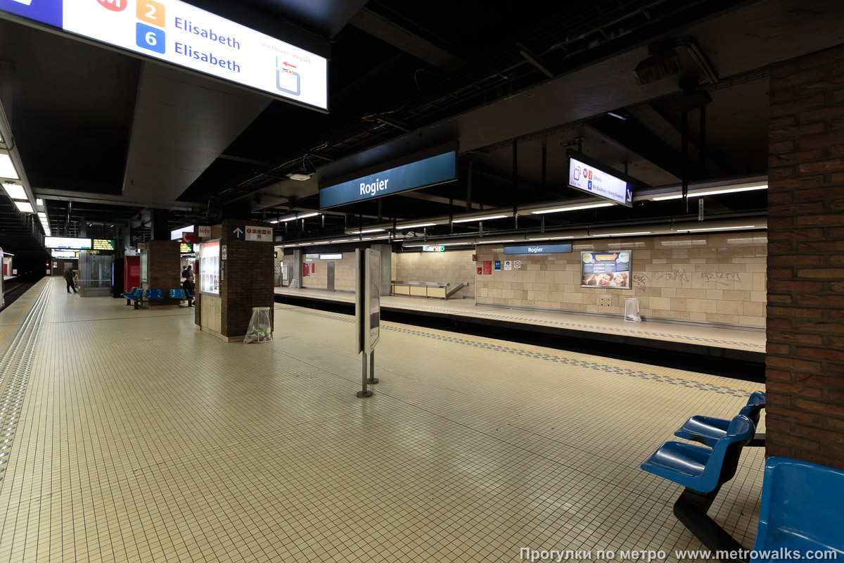 Фотография станции Rogier [Рожье́] (линия 2 / 6, Брюссель). Вид по диагонали. Сквозь центральную платформу.