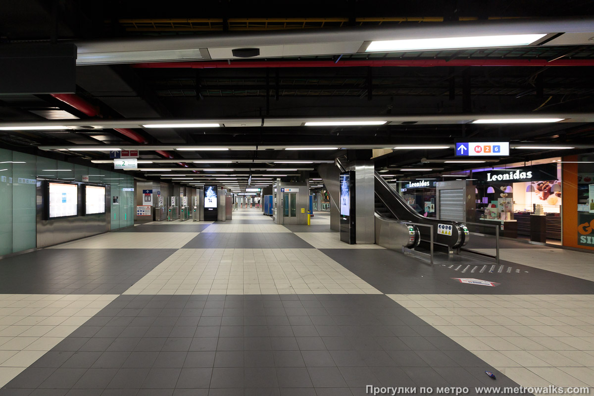 Фотография станции Rogier [Рожье́] (линия 2 / 6, Брюссель). В подземном переходе. В огромном подземном пространстве у станции три яруса, один из которых занимает станция метро, а два других — остановки подземного трамвая, одна из линий которого в будущем будет преобразована в метро.