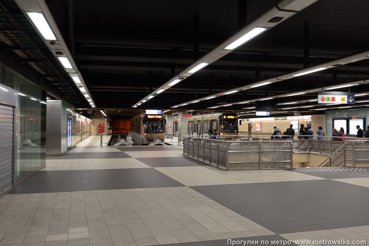 Фотография станции Rogier [Рожье́] (линия 2 / 6, Брюссель). В подземном переходе. Остановка подземного трамвая рядом со станцией метро.