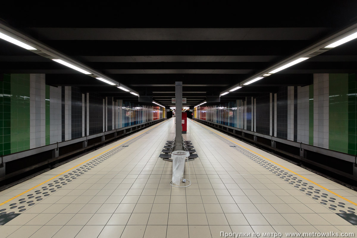 Фотография станции Roi Baudouin / Koning Boudewijn [Руа́ Бодуэ́н / Конинг Баудэвейн] (линия 2 / 6, Брюссель). Продольный вид по оси станции.