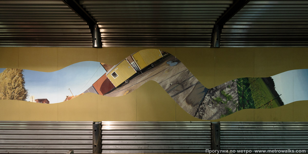 Фотография станции La Roue / Het Rad [Ля Ру / Хет Рад] (линия 5, Брюссель). Декоративное оформление путевой стены крупным планом. Стройка.
