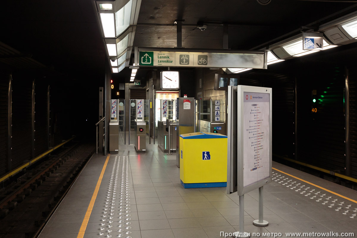 Фотография станции La Roue / Het Rad [Ля Ру / Хет Рад] (линия 5, Брюссель). Часть станции около выхода в город. У станции нет наземного вестибюля, турникеты размещены прямо на платформе.
