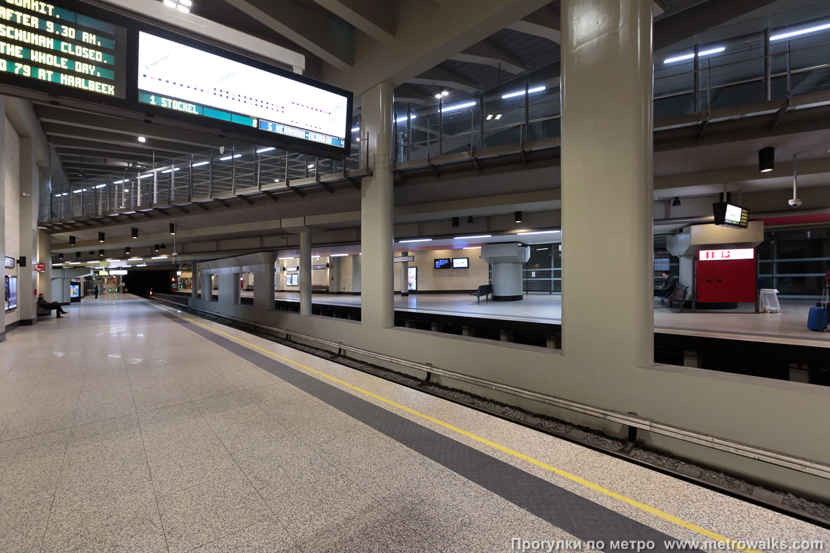 Фотография станции Schuman [Шу́ман] (линия 1, Брюссель). Вид по диагонали.