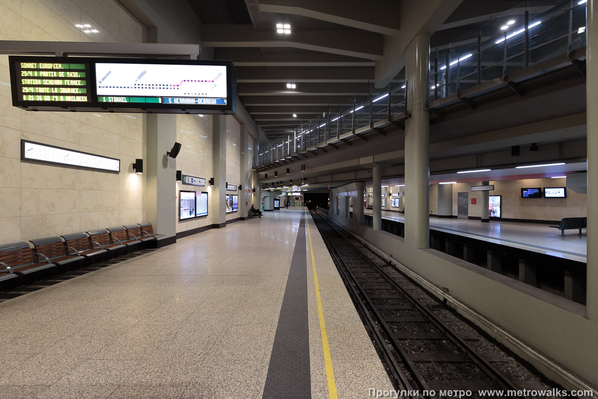 Фотография станции Schuman [Шу́ман] (линия 1, Брюссель). Продольный вид вдоль края платформы.