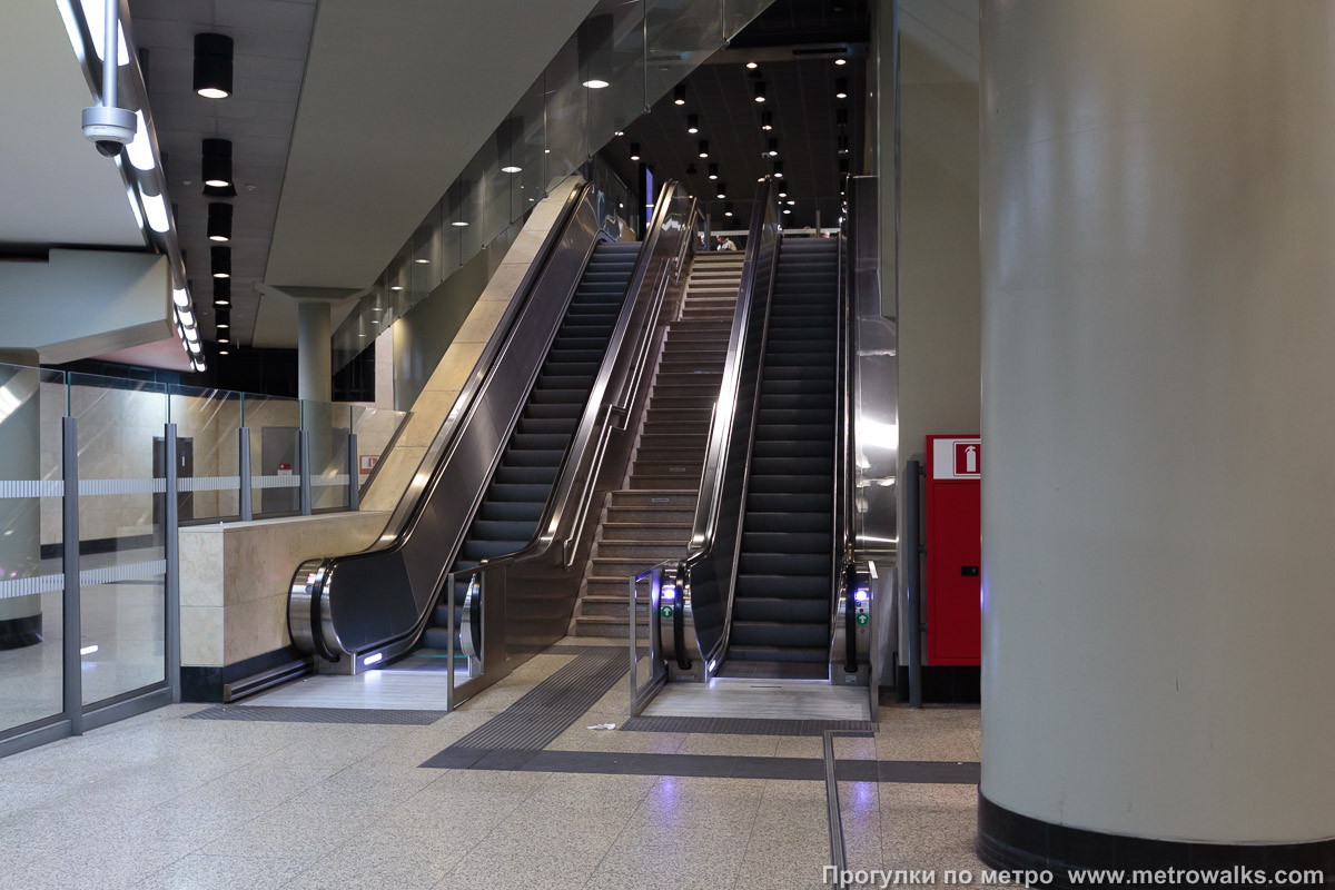 Фотография станции Schuman [Шу́ман] (линия 5, Брюссель). Выход в город, эскалаторы начинаются прямо с уровня платформы.