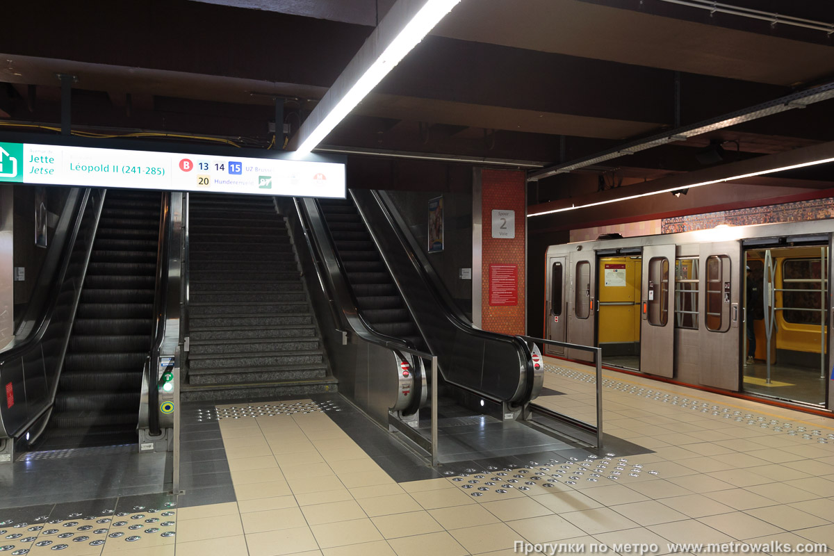 Фотография станции Simonis [Симони́с] (линия 2 / 6, Брюссель). Выход в город, эскалаторы начинаются прямо с уровня платформы. Второй выход с противоположной стороны станции.