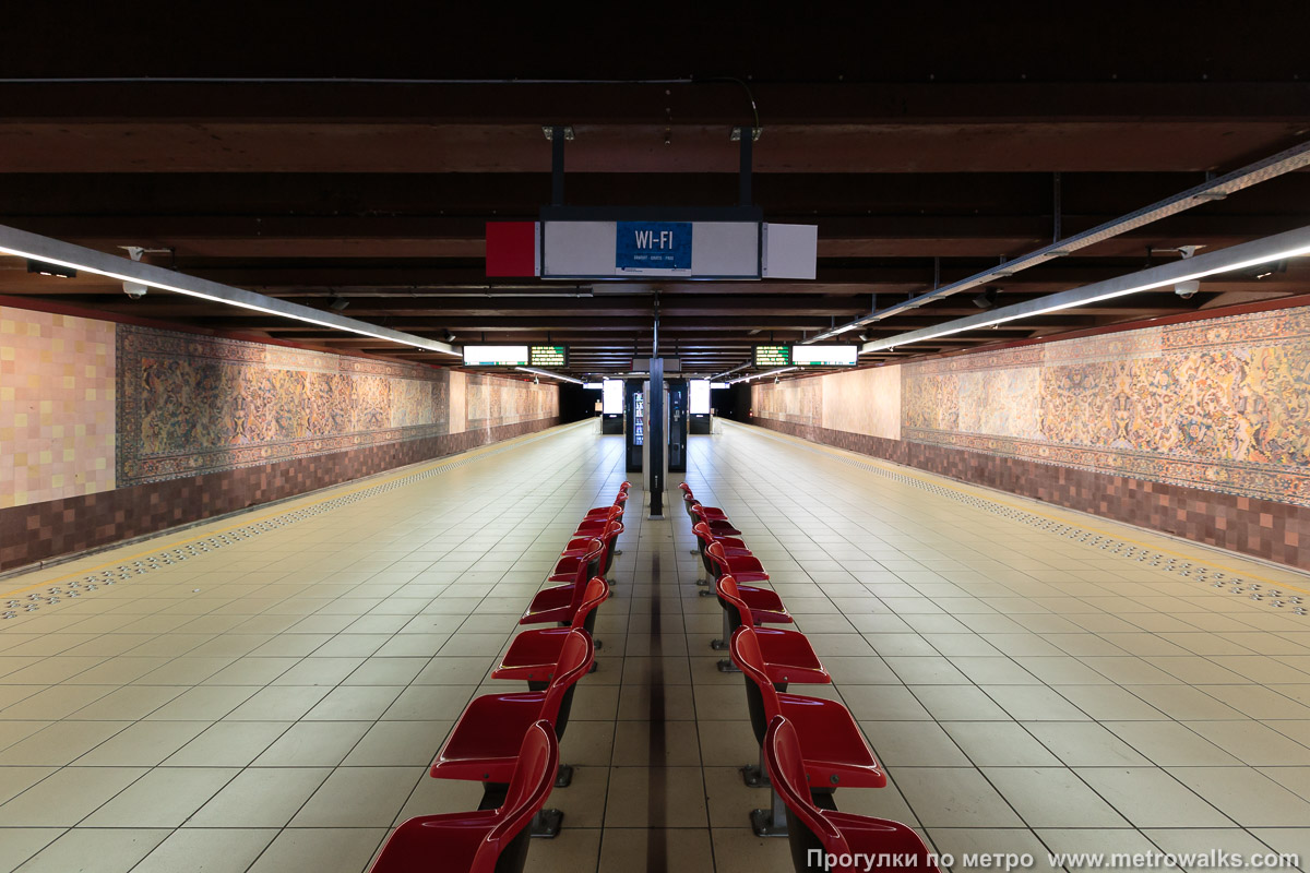Фотография станции Simonis [Симони́с] (линия 2 / 6, Брюссель). Продольный вид по оси станции.
