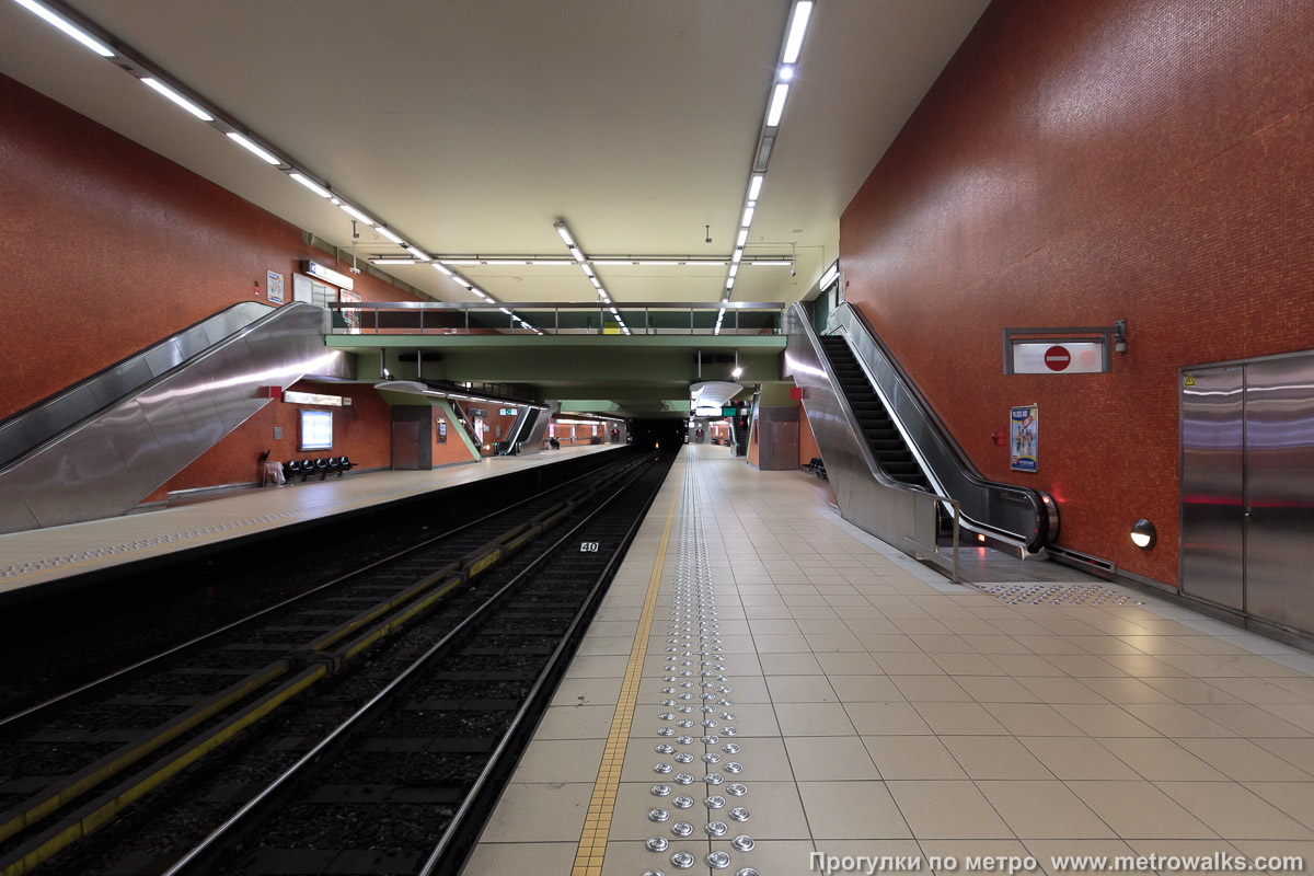 Фотография станции Thieffry [Тьиффри́] (линия 5, Брюссель). Продольный вид вдоль края платформы.