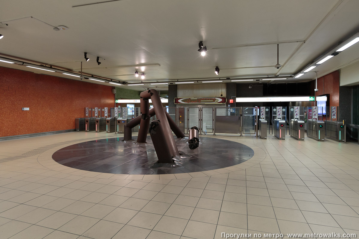 Фотография станции Thieffry [Тьиффри́] (линия 5, Брюссель). Внутри вестибюля станции, общий вид.