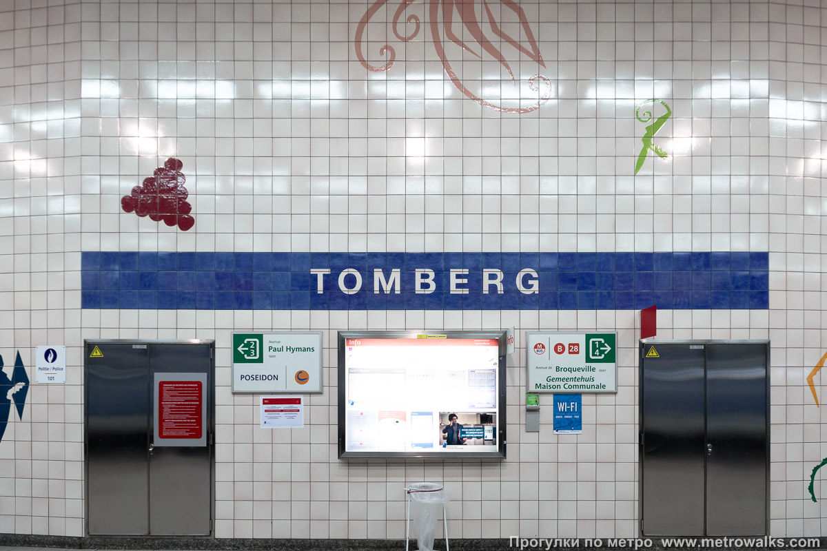 Фотография станции Tomberg [То́мберх] (линия 1, Брюссель). Название станции на станционной стене крупным планом.