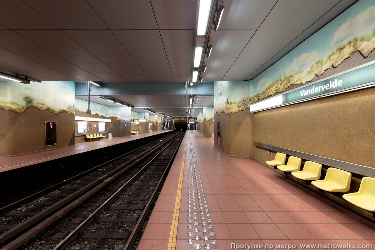 Фотография станции Vandervelde [Вандерве́лдэ] (линия 1, Брюссель). Продольный вид вдоль края платформы. Дальняя, узкая часть станции.