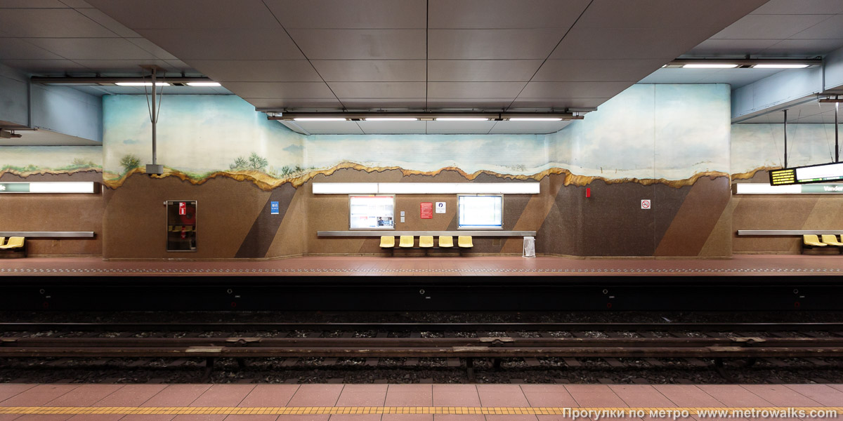 Фотография станции Vandervelde [Вандерве́лдэ] (линия 1, Брюссель). Поперечный вид. В узкой части станции.