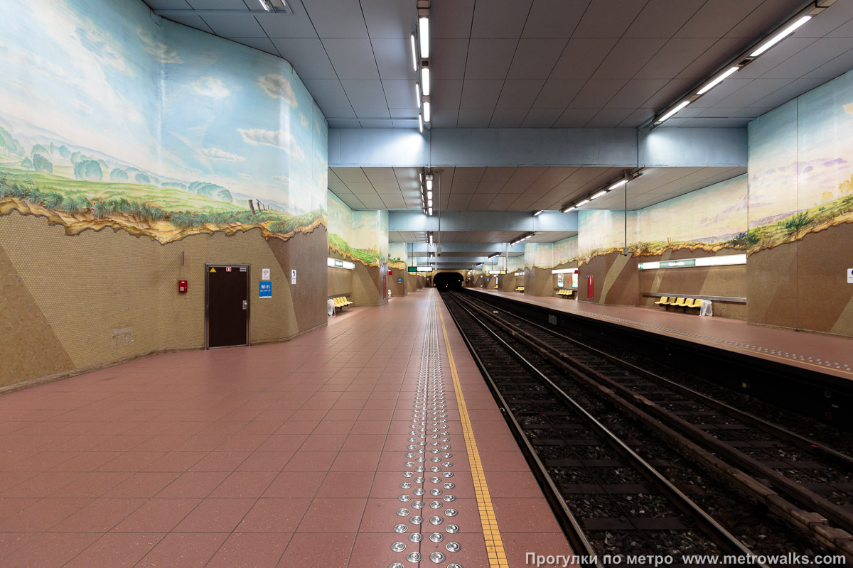 Фотография станции Vandervelde [Вандерве́лдэ] (линия 1, Брюссель). Продольный вид вдоль края платформы. Широкая часть станции около входа.