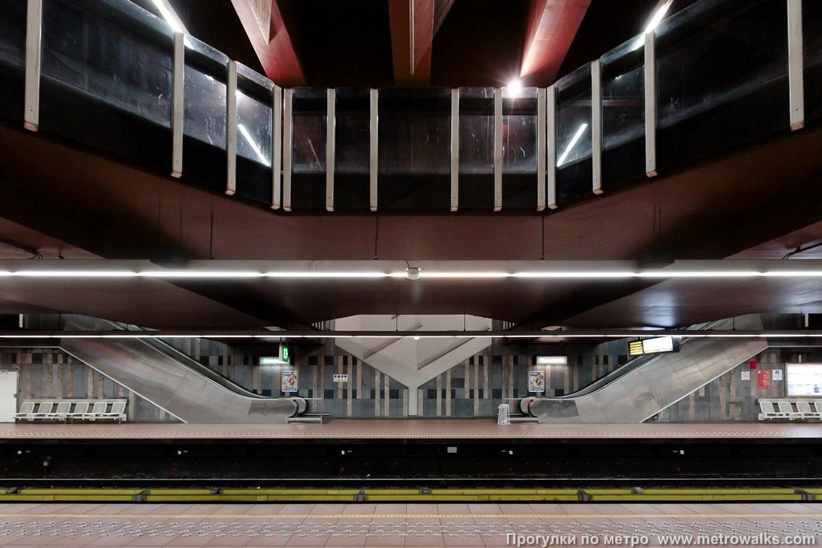 Фотография станции Veeweyde / Veeweide [Ве́вейд] (линия 5, Брюссель). Поперечный вид.