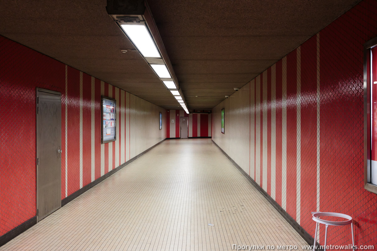 Фотография станции Yser / IJzer [Изе́р / Эйзер] (линия 2 / 6, Брюссель). Коридор подземного перехода.