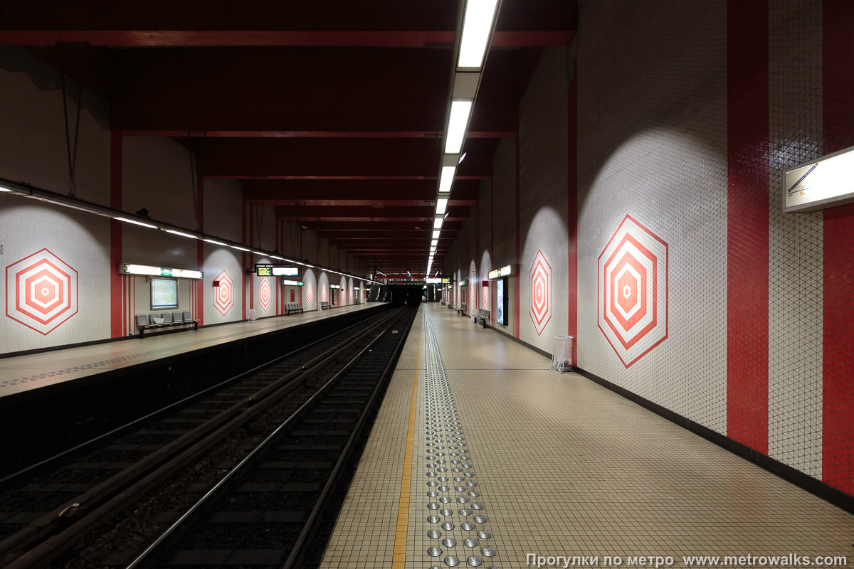 Фотография станции Yser / IJzer [Изе́р / Эйзер] (линия 2 / 6, Брюссель). Продольный вид вдоль края платформы.