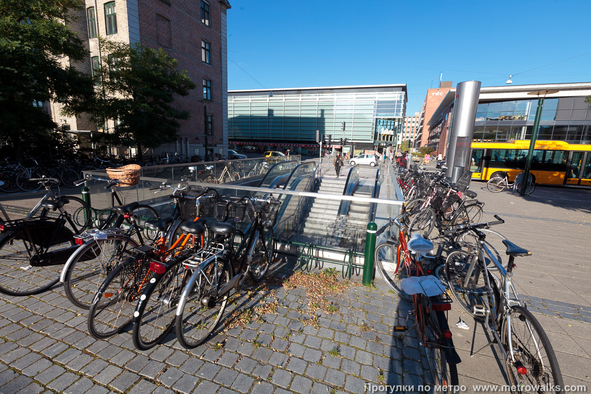 Фотография станции Fasanvej [Фасенвай] (Копенгаген). Около станции расположена велопарковка.