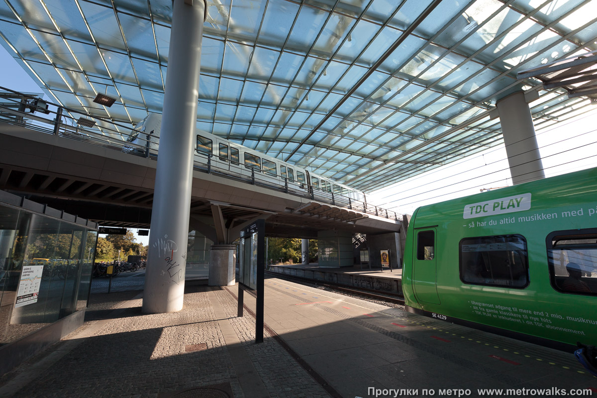 Фотография станции Flintholm [Флинтхольм] (Копенгаген). Вид станции снаружи. Вид с нижней станции S-tog на станцию метро.