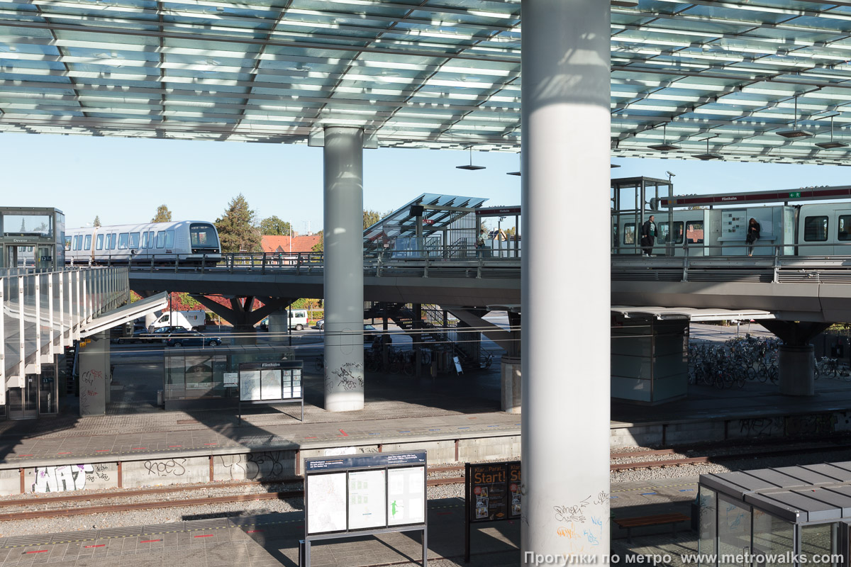 Фотография станции Flintholm [Флинтхольм] (Копенгаген). Вид станции снаружи. Вид с верхней станции S-tog на станцию метро.