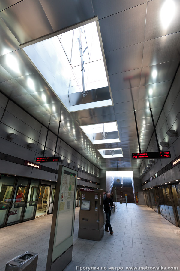 Фотография станции Frederiksberg [Фрёдриксбер] (Копенгаген). Станция освещается естественным уличным светом через окна в потолке.