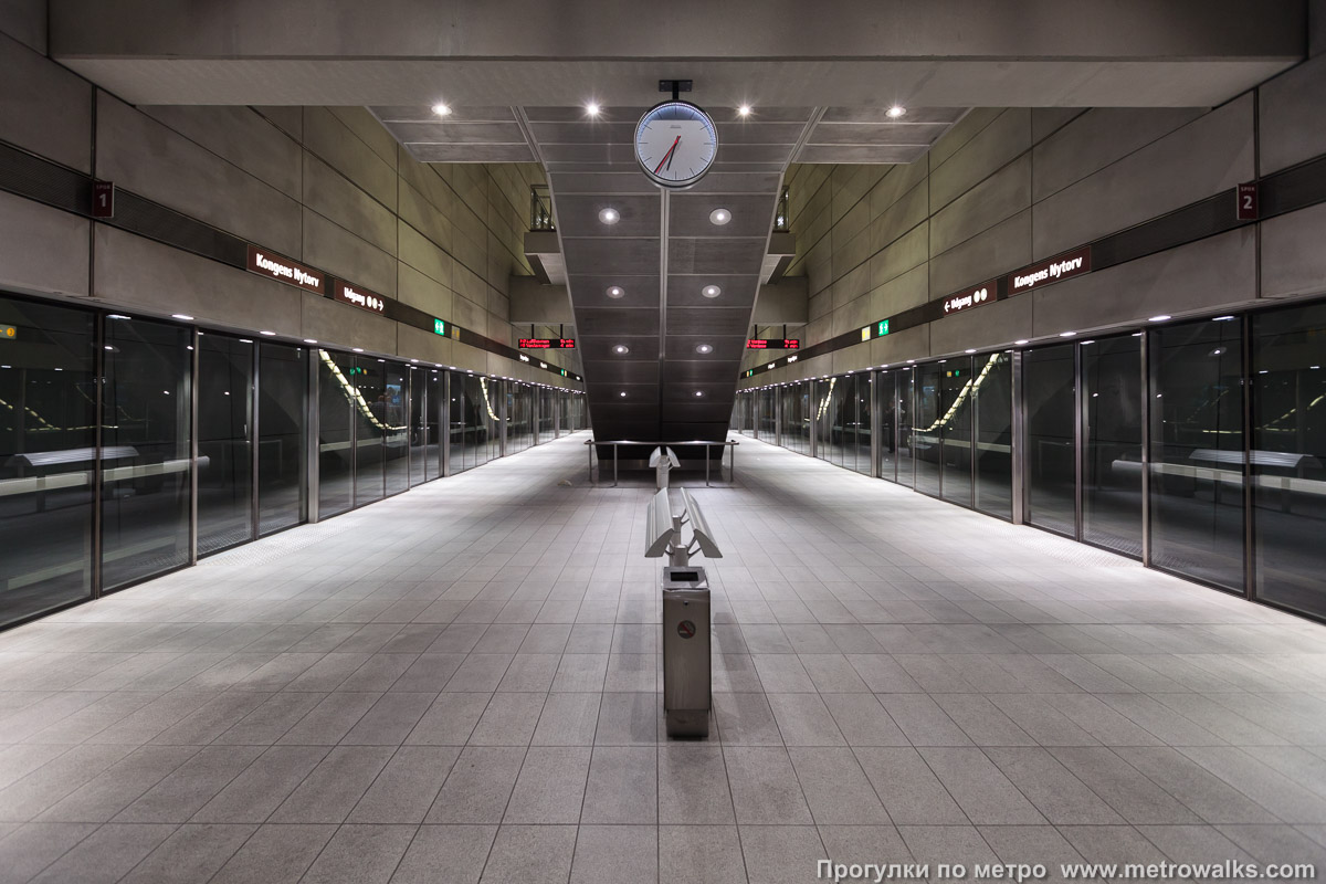 Фотография станции Kongens Nytorv [Конгенс Нюторь] (Копенгаген). Общий вид по оси станции от глухого торца в сторону выхода.