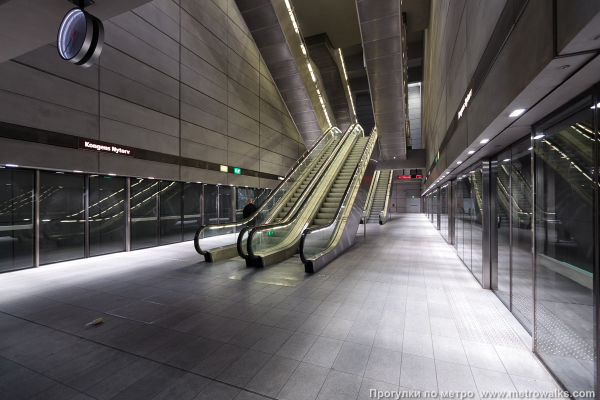 Фотография станции Kongens Nytorv [Конгенс Нюторь] (Копенгаген). Выход в город, эскалаторы начинаются прямо с уровня платформы.