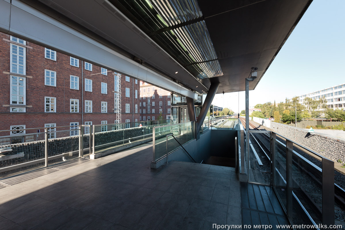 Фотография станции Lindevang [Линдван] (Копенгаген). Выход в город осуществляется по лестнице. На заднем плане — лифт.