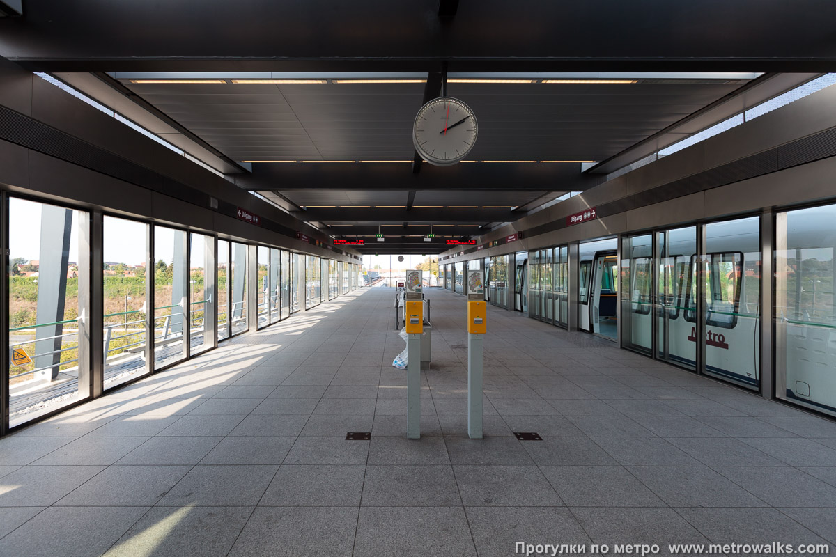 Фотография станции Lufthavnen [Люфтхаунн] (Копенгаген). Общий вид по оси станции от входа в сторону глухого торца.