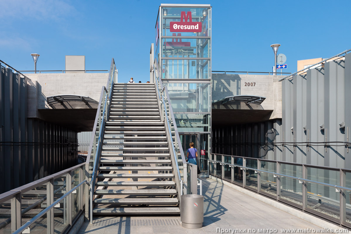 Фотография станции Øresund [Öресанд] (Копенгаген). Выход в город осуществляется по лестнице. На заднем плане — лифт.