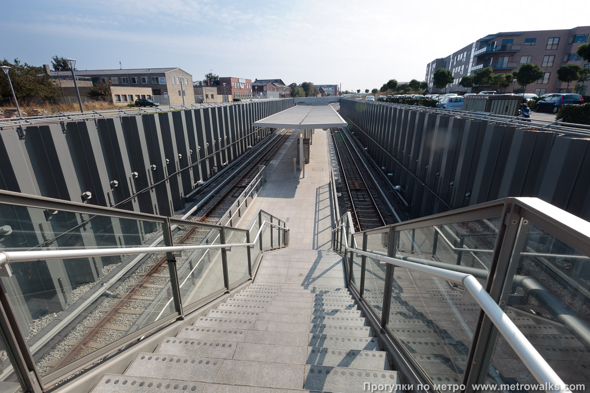 Фотография станции Øresund [Öресанд] (Копенгаген). Спуск на станцию с улицы ведёт прямо на платформу без промежуточного вестибюля.