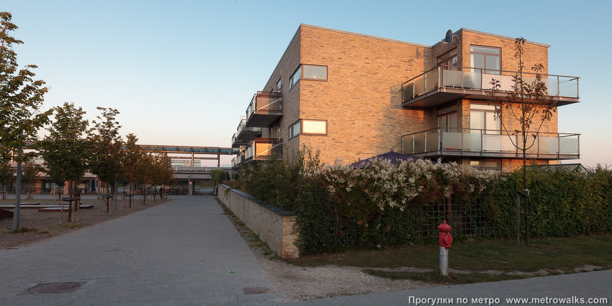 Фотография станции Sundby [Сандбю] (Копенгаген). Общий вид окрестностей станции. Жилые дома рядом со станцией.