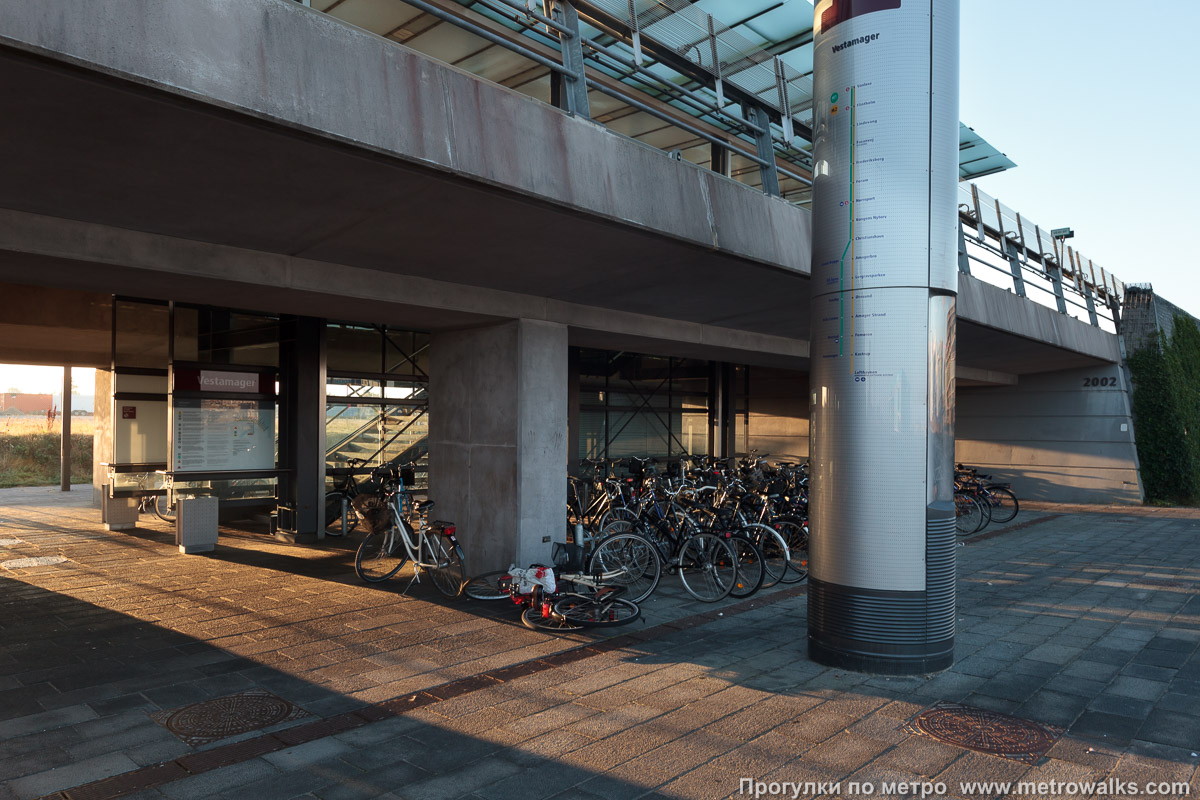 Фотография станции Vestamager [Вестамагр] (Копенгаген). Около станции расположена велопарковка.