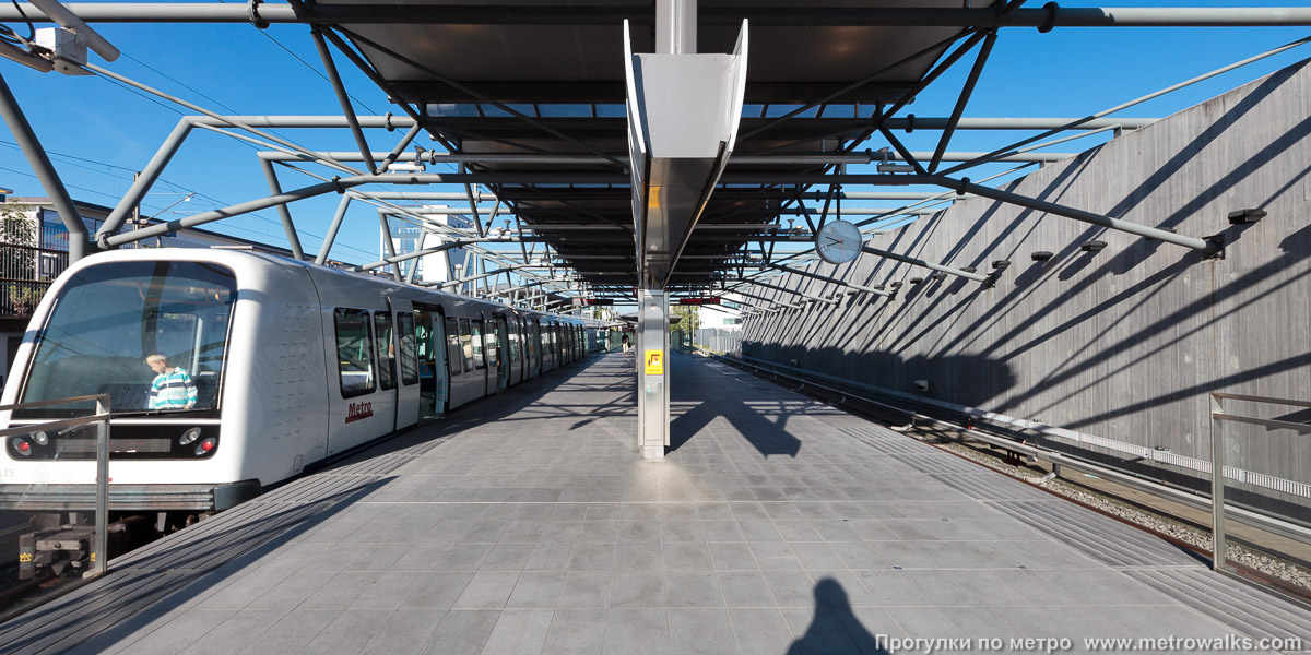 Фотография станции Vanløse [Вэнлюз] (Копенгаген). Продольный вид по оси станции. Для оживления картинки — с поездом.