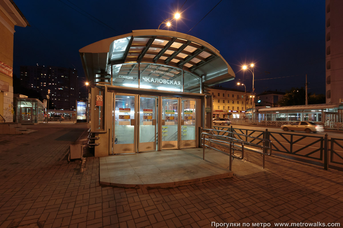 Фотография станции Чкаловская (Екатеринбург). Вход на станцию осуществляется через подземный переход.