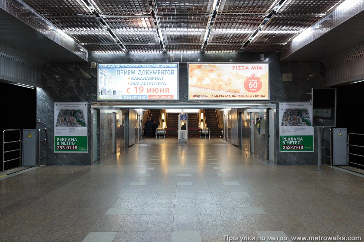 Фотография станции Геологическая (Екатеринбург). Выход в город, эскалаторы начинаются прямо с уровня платформы.
