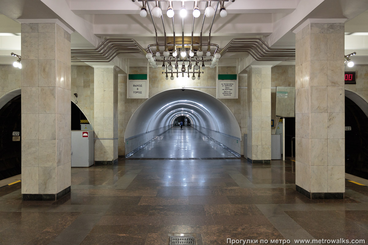 Фотография станции Машиностроителей (Екатеринбург). Переходный коридор к эскалаторам. Южный выход.