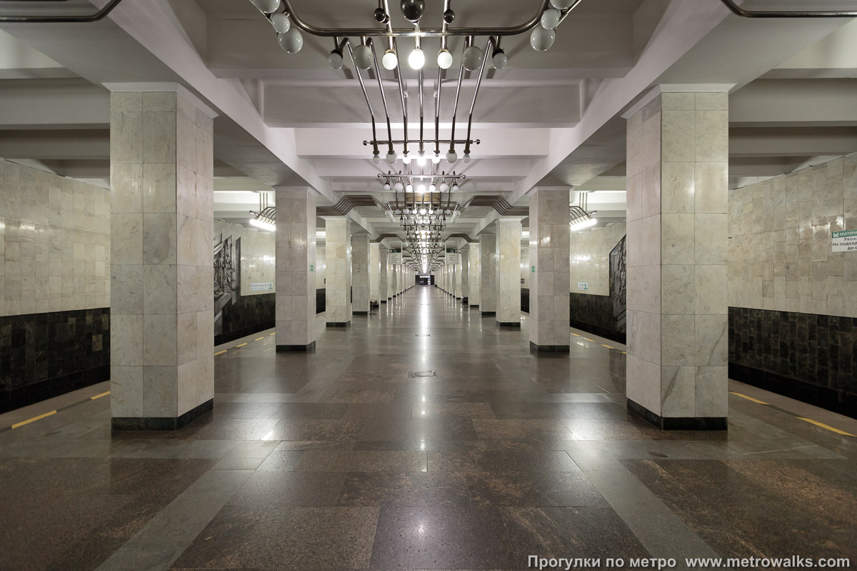 Фотография станции Машиностроителей (Екатеринбург). Продольный вид центрального зала.