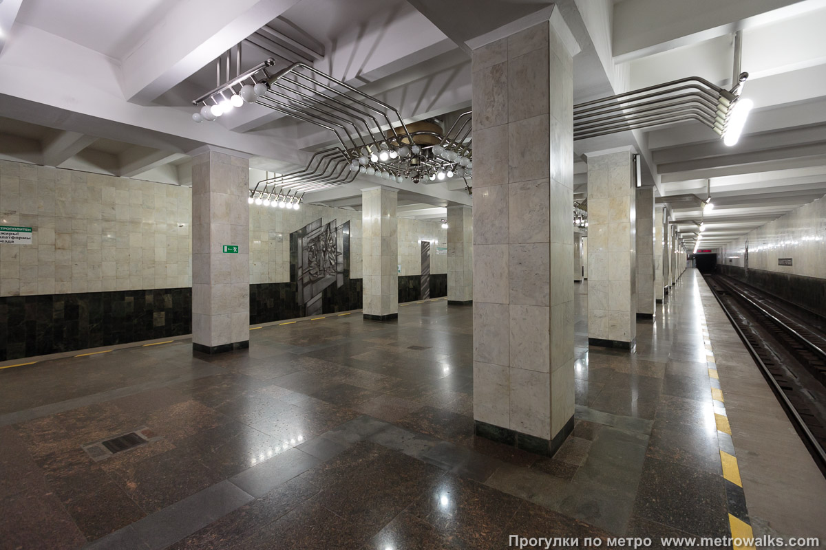 Фотография станции Машиностроителей (Екатеринбург). Вид с края платформы по диагонали на противоположную сторону сквозь центральный зал.