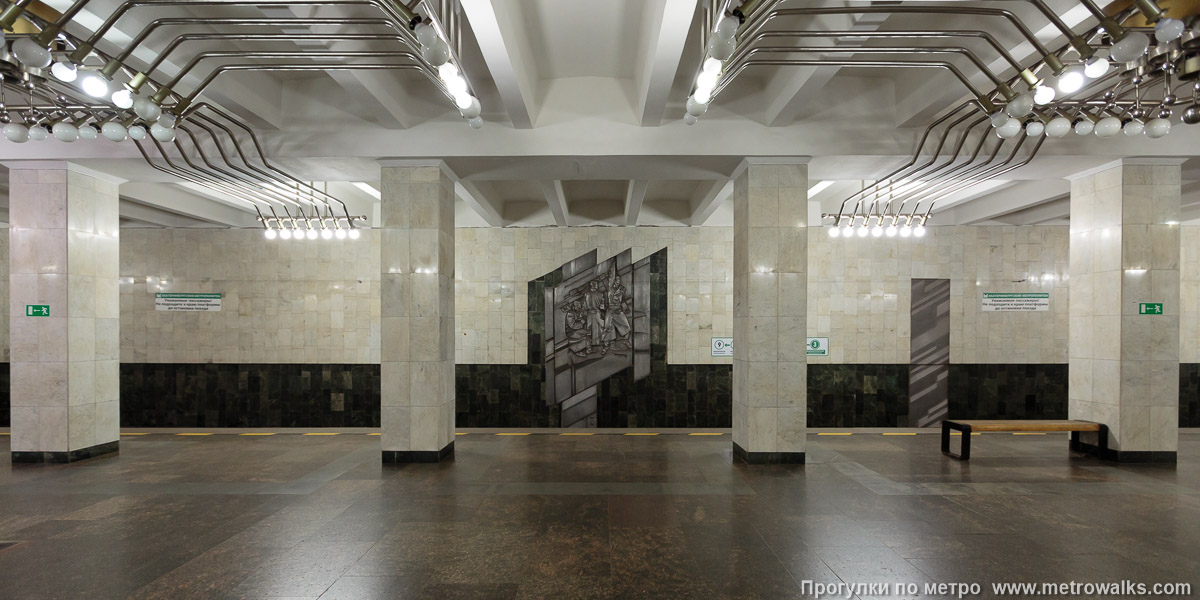 Фотография станции Машиностроителей (Екатеринбург). Поперечный вид, проходы между колоннами из центрального зала на платформу. Фотография станции Машиностроителей (Екатеринбург). Поперечный вид, проходы между колоннами из центрального зала на платформу.