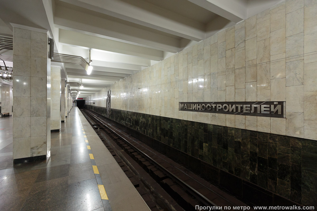 Фотография станции Машиностроителей (Екатеринбург). Боковой зал станции и посадочная платформа, общий вид.