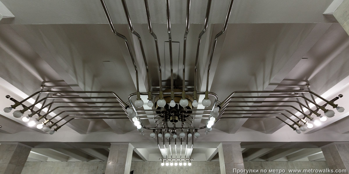 Фотография станции Машиностроителей (Екатеринбург). Декоративная отделка потолка. Оформление в индустриальном стиле металлическими трубами выполнено рабочими Машиностроительного завода.